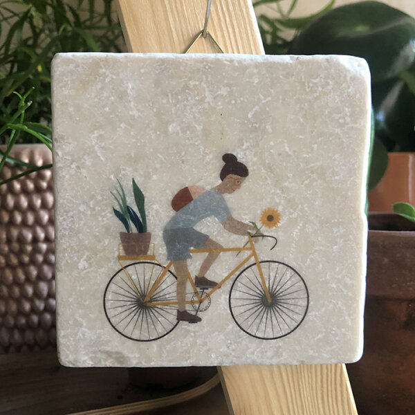 Fahrradfahrerin mit gelben Blumen